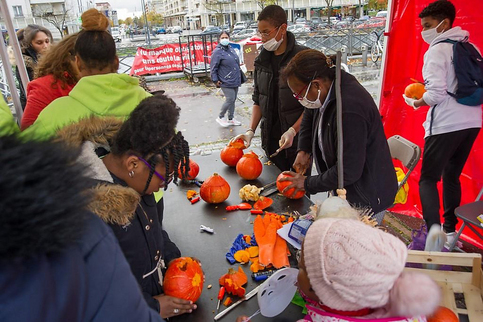Les commerçants fêtent Halloween sur la place des Trois Gares, 31 octobre - voir en plus grand : (fenêtre modale)
