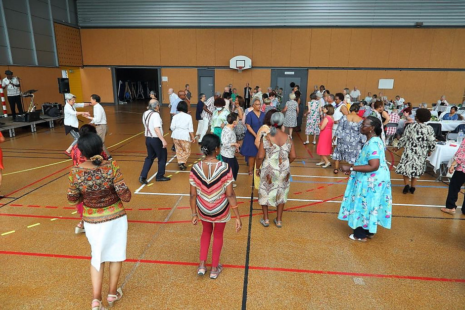 Thé dansant des seniors, le 7 juillet au gymnase des Grès - voir en plus grand : (fenêtre modale)