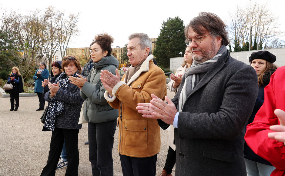 Inauguration du banc rouge, le 25 novembre dernier - voir en plus grand : (fenêtre modale)