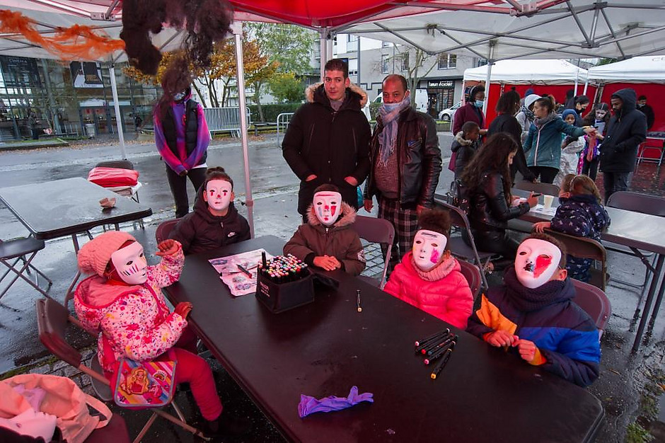 Les commerçants fêtent Halloween sur la place des Trois Gares, 31 octobre - voir en plus grand : (fenêtre modale)