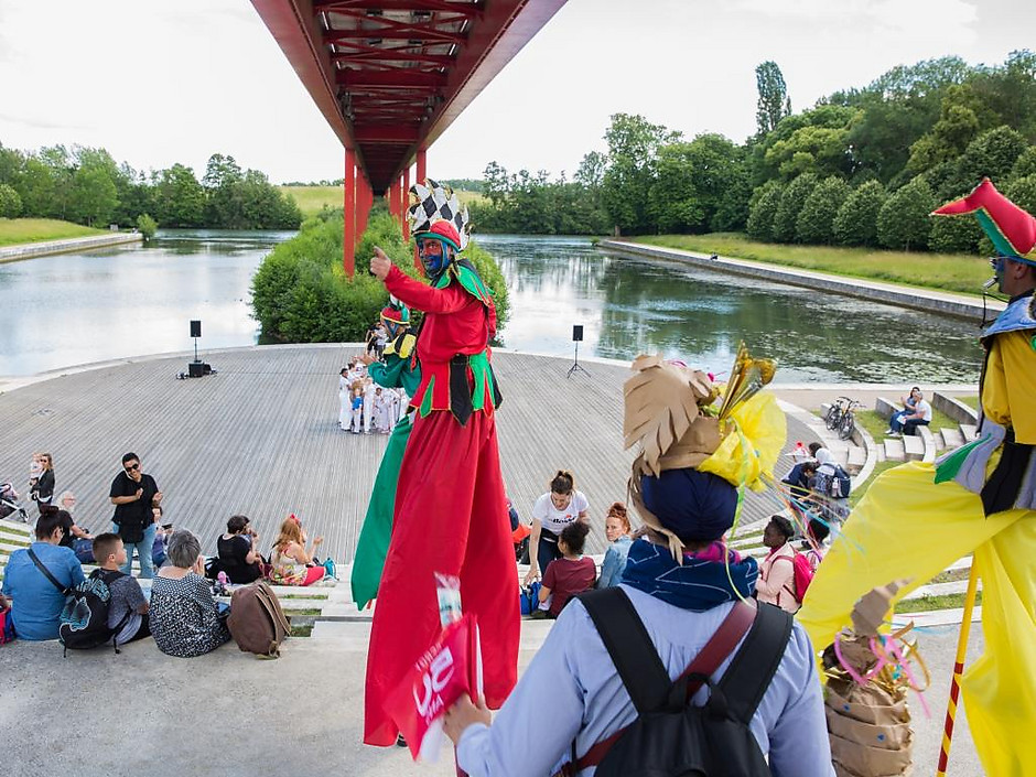 Parade déambulatoire arrivant à l'Esplanade de Paris.  - voir en plus grand : (fenêtre modale)