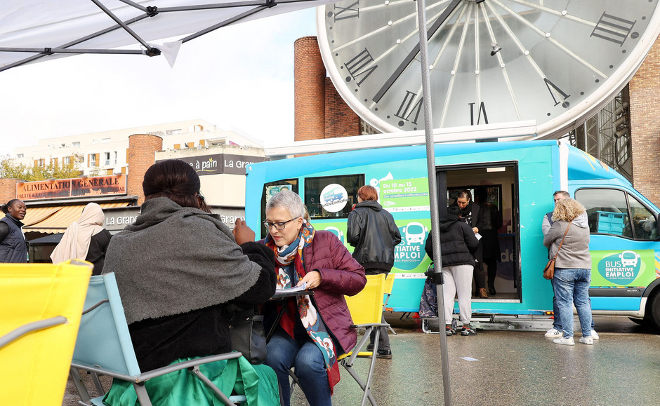 Le bus initiative emploi, samedi 15 octobre dans le quartier de l'Horloge - voir en plus grand : (fenêtre modale)