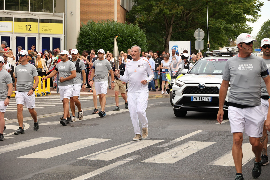 Passage de la flamme olympique à Cergy - voir en plus grand : (fenêtre modale)