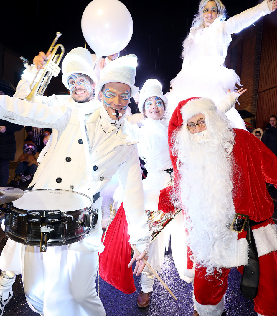 Faites des lumières : parade lumineuse, spectacle de feu et atelier de Noël au Village, 18 décembre - voir en plus grand : (fenêtre modale)