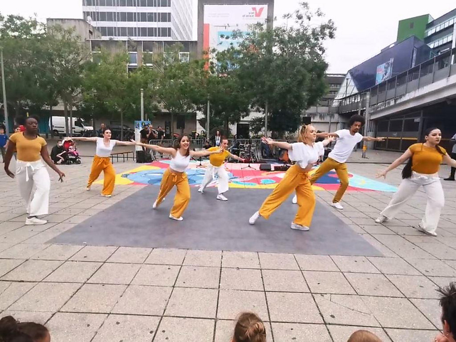 Les danseurs du CFD à la folle journée du Grand Centre le 4 juillet 2020 - voir en plus grand : (fenêtre modale)