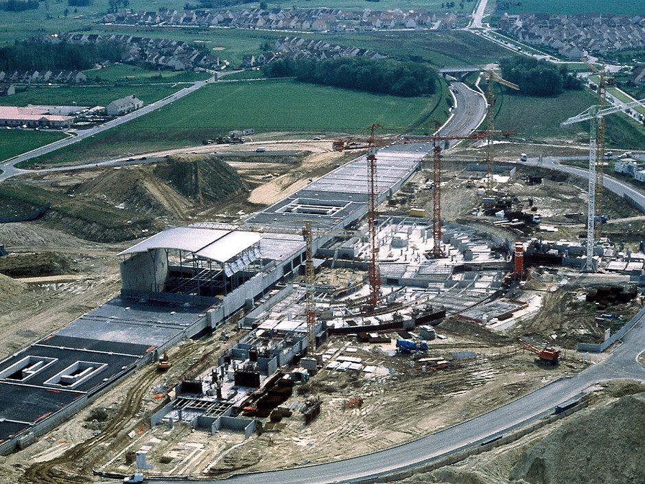 Vue aérienne de la construction de la gare de Cergy-le-Haut, ouverte en 1994 - voir en plus grand : (fenêtre modale)