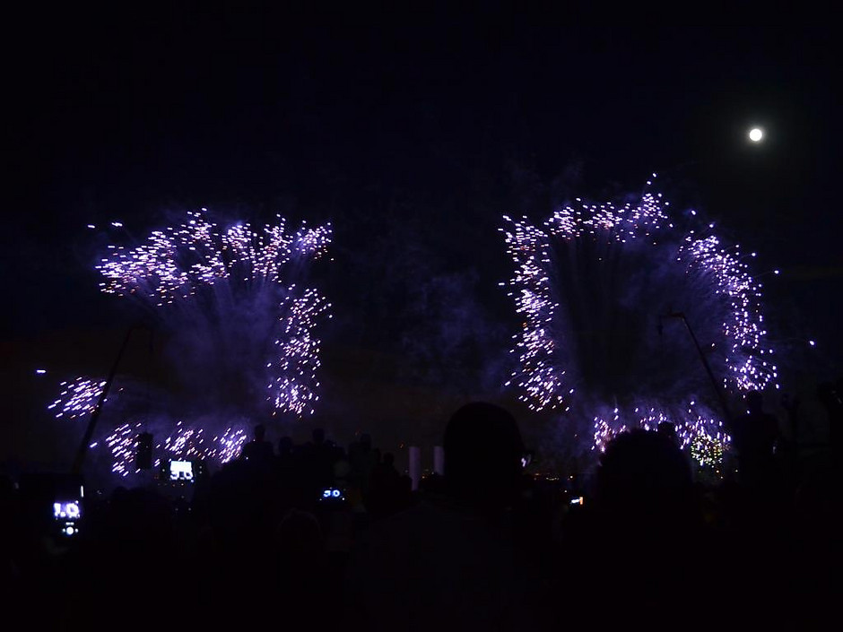 Feu d'artifice "explosif circus" pour les 50 ans de Cergy, à l'Esplanade de Paris. - voir en plus grand : (fenêtre modale)