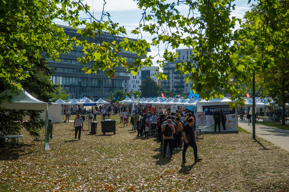 Journée des associations dans le parc François Mitterrand (Grand Centre), 3 septembre - voir en plus grand : (fenêtre modale)