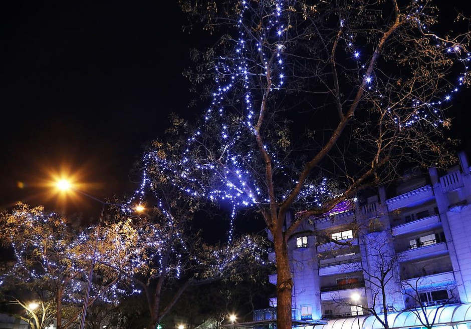 Illuminations de Noël dans le quartier Hauts-de-Cergy, décembre 2020 - voir en plus grand : (fenêtre modale)