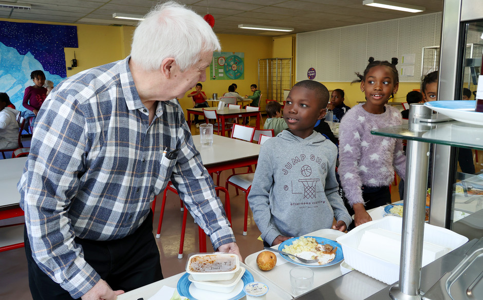 Les seniors à la table des écoliers, 19 avril - voir en plus grand : (fenêtre modale)