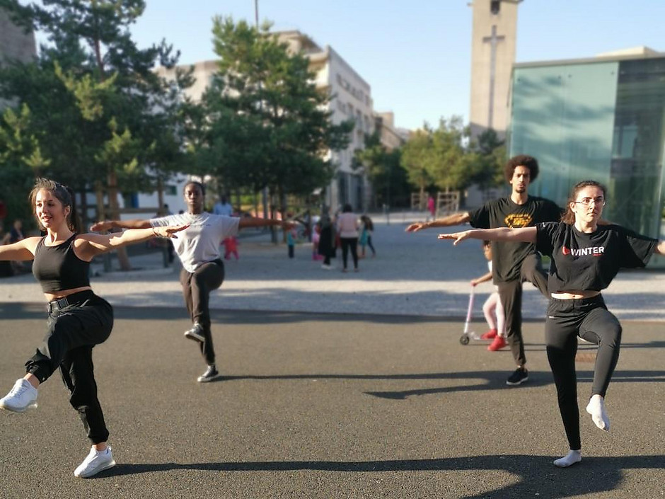 Répétition des danseurs du CFD devant Visages du monde, juillet 2020 - voir en plus grand : (fenêtre modale)