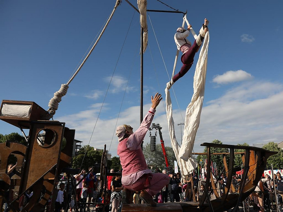 Spectacle sur l'Esplanade de Paris pour Cergy en fête. - voir en plus grand : (fenêtre modale)