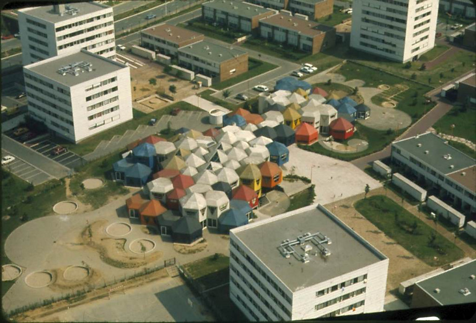 Vue aérienne de l'école des Plants, inaugurée en 1971 - voir en plus grand : (fenêtre modale)