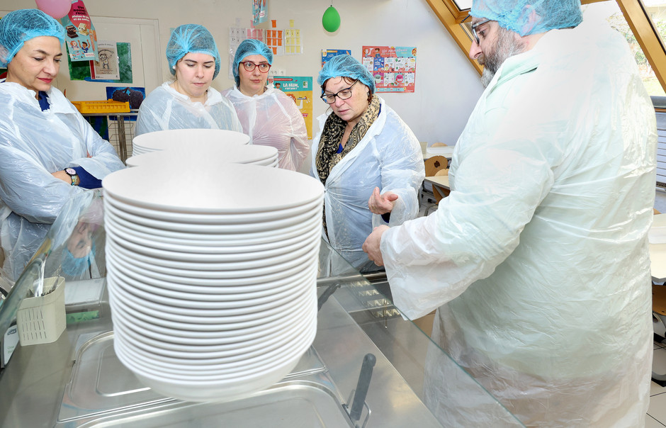 Visite de la cuisine centrale SOGERES par des parents d'élèves - voir en plus grand : (fenêtre modale)