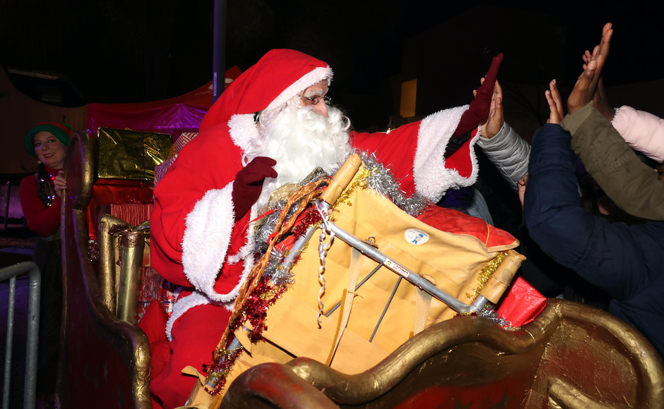 Spectacle le père Noël descend du ciel sur la place des Linandes, 24 décembre - voir en plus grand : (fenêtre modale)